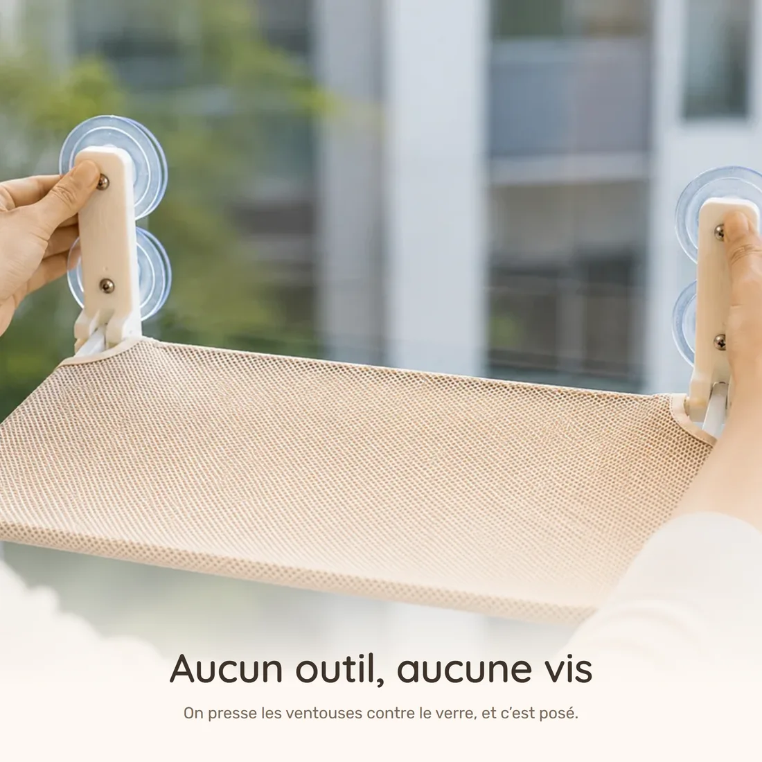 Aucun outil, aucune vis — deux mains pressent les ventouses de la plateforme contre la vitre