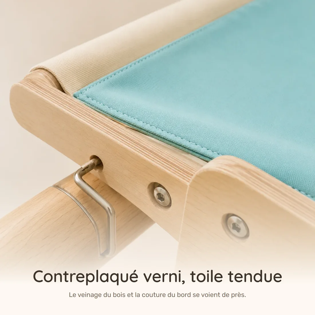 Contreplaqué verni, toile tendue — macrophotographie du coin du hamac, veinage du bois et couture de la toile