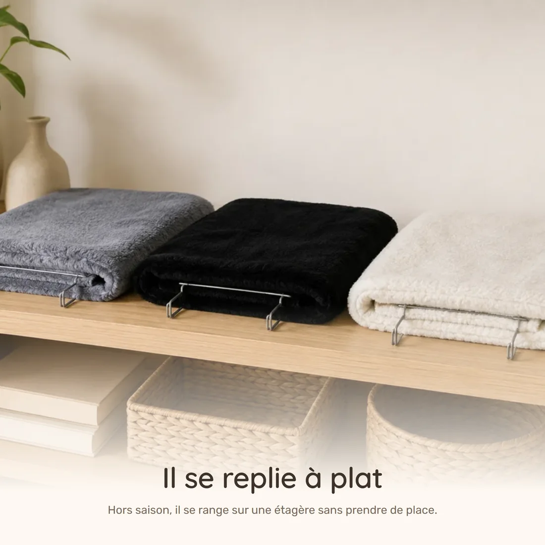 Il se replie à plat — les trois hamacs de radiateur repliés côte à côte sur une étagère en bois