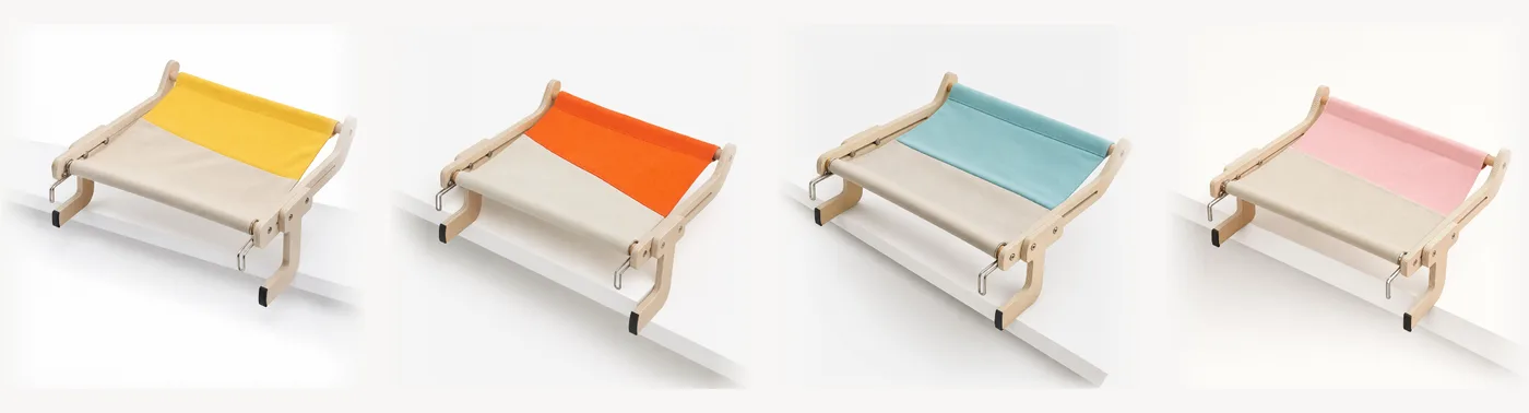 Les quatre coloris du hamac à cadre bois alignés sur fond studio : toile jaune, orange, cyan et rose sur un cadre identique